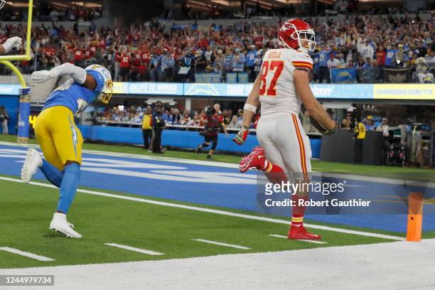 Inglewood, CA, Sunday, November 20, 2022 - Kansas City Chiefs tight end Travis Kelce scores a touchdown in the second half past Los Angeles Chargers...