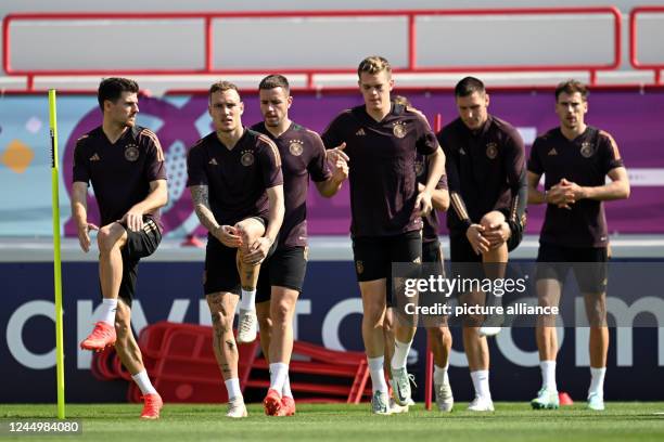 November 2022, Qatar, Al-Shamal: Soccer, 2022 World Cup in Qatar, national team, Germany, final training, the national players Jonas Hofmann, David...