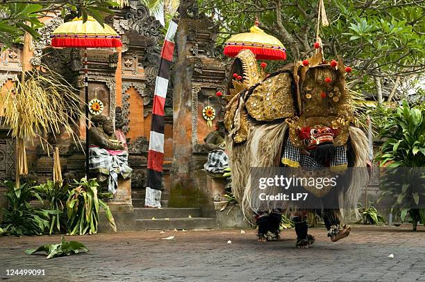 barong-tanz auf bali, indonesien - balinesische kultur stock-fotos und bilder