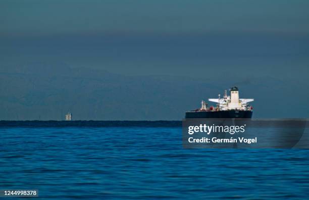 large oil tanker in the strait of hormuz, persian gulf, iran - stretto foto e immagini stock