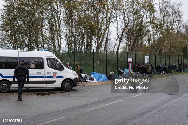 The police are removing the refugees from their temporary camp, a few hundred meters from the old jungle of Calais, on November 21, 2022.