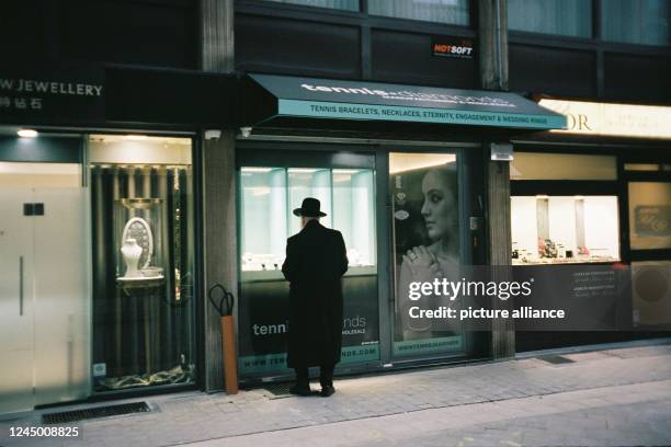 November 2022, Belgium, Antwerpen: A man looks into the window of a store in the diamond district in Antwerp. Photo: Luise Evers/dpa