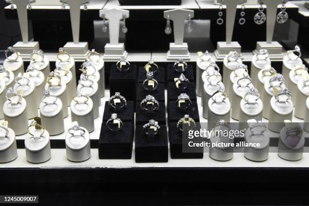 November 2022, Belgium, Antwerpen: Fine pieces of jewelry lie in the window of a store in the diamond district in Antwerp. Photo: Luise Evers/dpa