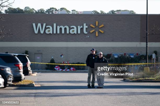 La policÃ­a espera afuera de un Walmart en Chesapeake, Virginia, el 23 de noviembre de 2022, donde siete personas murieron la noche anterior en un...