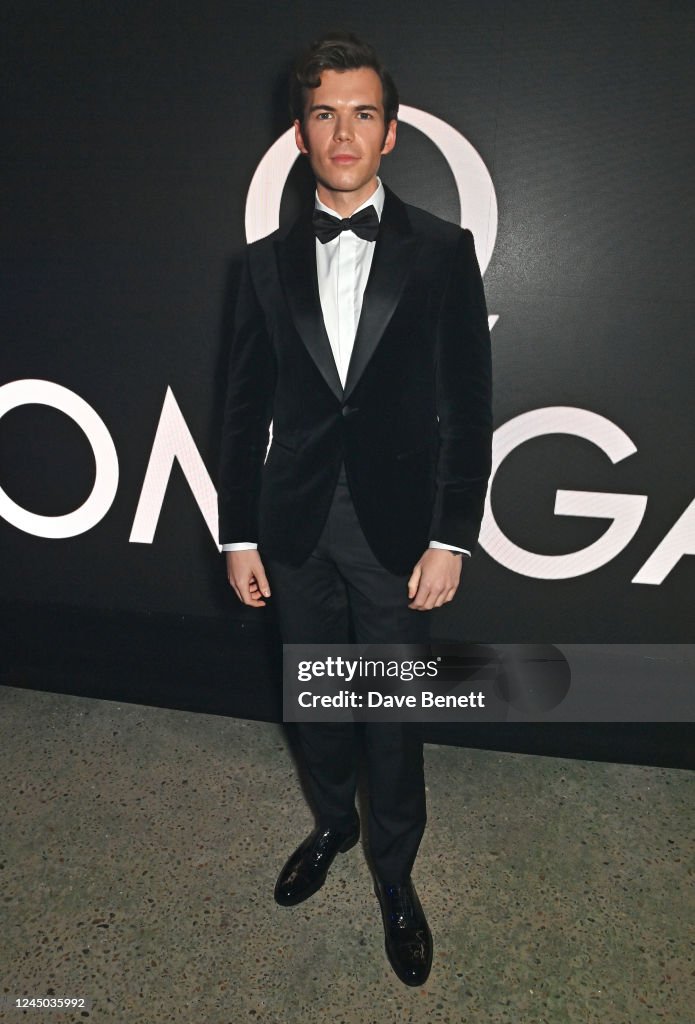 https://media.gettyimages.com/id/1245035992/photo/omega-celebrates-60-years-of-james-bond-with-special-guest-daniel-craig.jpg?s=1024x1024&w=gi&k=20&c=Msi58vMNE4E1JzC-C_yG25HWVs6-o6IM_3aChQZVDiw=
