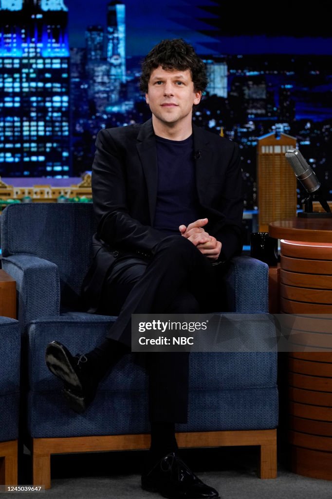 https://media.gettyimages.com/id/1245039647/photo/the-tonight-show-starring-jimmy-fallon-season-10.jpg?s=1024x1024&w=gi&k=20&c=SE1pLxOuc68c6AX5XyicRIxexxEH2CvsMEKceYexFGY=