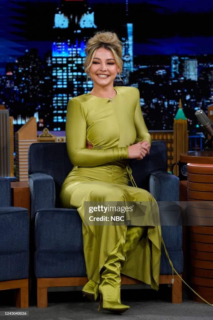 https://media.gettyimages.com/id/1245040026/photo/the-tonight-show-starring-jimmy-fallon-season-10.jpg?s=1024x1024&w=gi&k=20&c=qSrY-NDGdFt43JloD36uXLlWoYhqtzE503_UCMgkAwA=