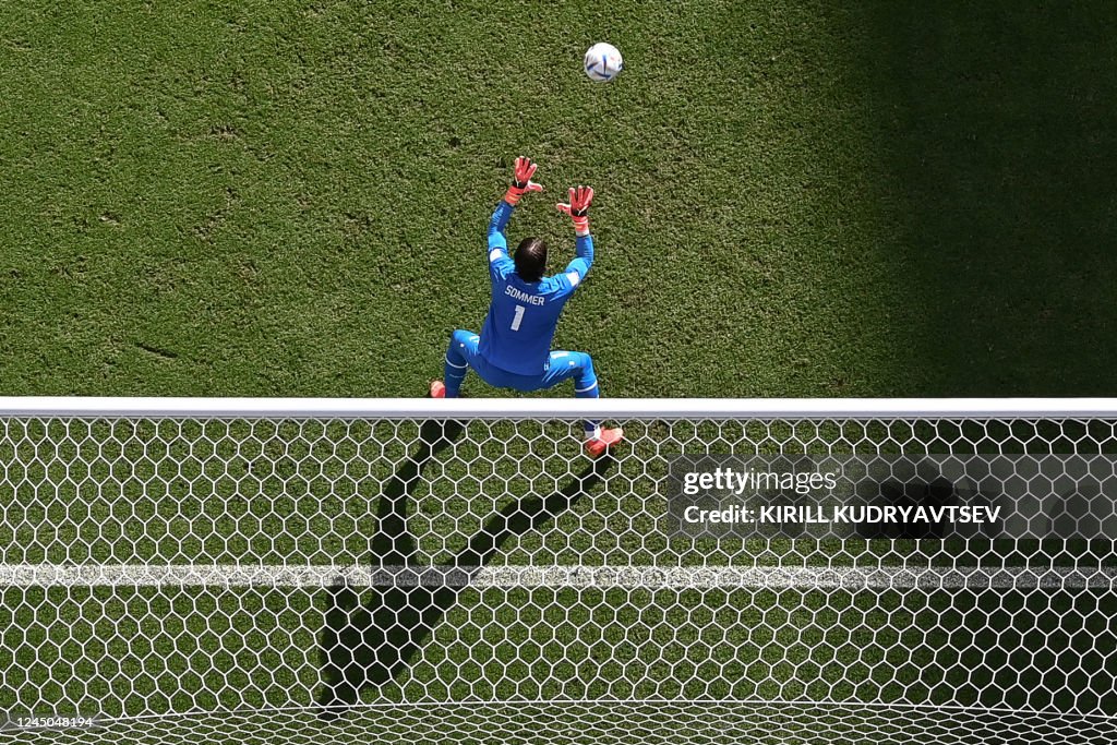 TOPSHOT-FBL-WC-2022-MATCH13-SUI-CMR