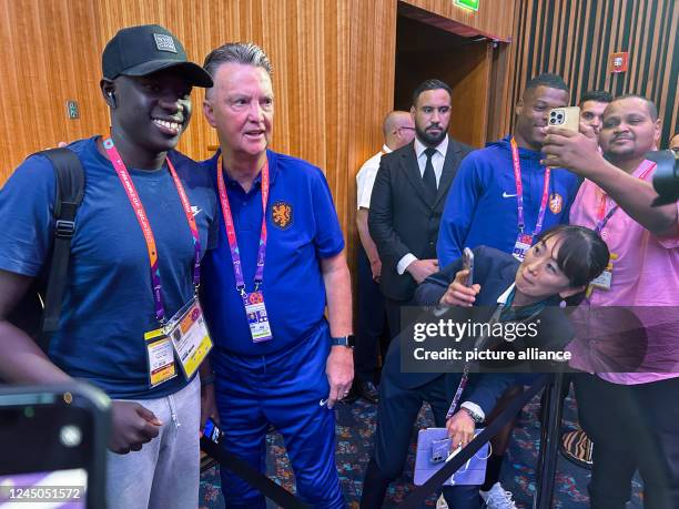 November 2022, Qatar, Doha: Louis van Gaal , national soccer coach of the Netherlands, stands next to journalist Papa Gueye from Senegal after a...
