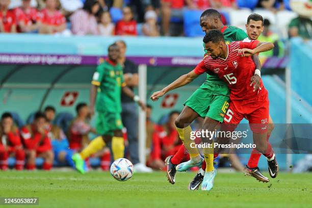 Djibril Sow da Suíça disputa o lance com Karl Toko Ekambi do Camarões during the Qatar 2022 World Cup match, Group G, between Switzerland and...