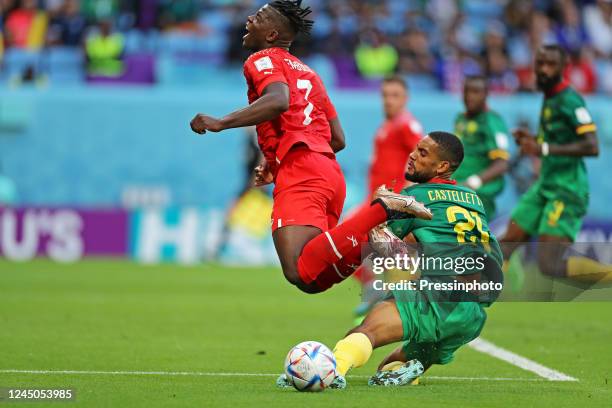 Breel Embolo da Suíça disputa o lance com Jean-Charles Castelletto do Camarões during the Qatar 2022 World Cup match, Group G, between Switzerland...