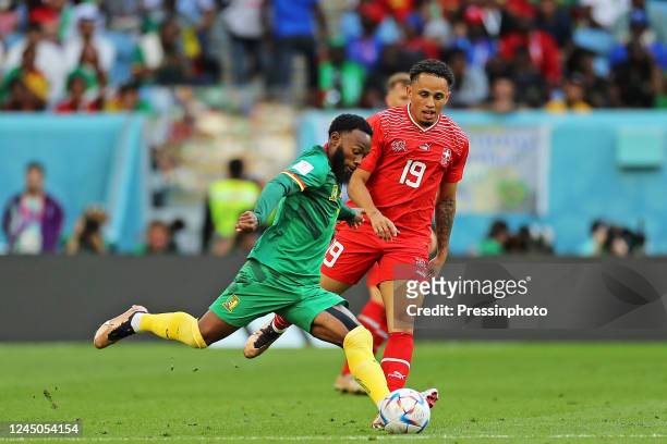 Noah Okafor da Suíça disputa o lance com Georges-Kévin NKoudou do Camarões during the Qatar 2022 World Cup match, Group G, between Switzerland and...