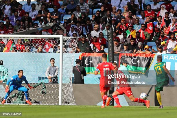 Yann Sommer da Suíça observa o chute de Eric Maxim Choupo-Moting do Camarões during the Qatar 2022 World Cup match, Group G, between Switzerland and...