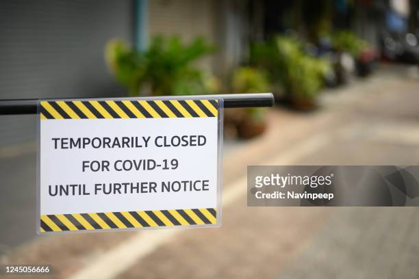 signage on store front, temporarily closed for covid-19 until further notice - closed until further notice stock-fotos und bilder
