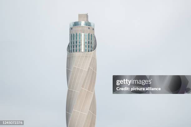 November 2022, Baden-Wuerttemberg, Rottweil: A German Army Sikorsky CH-53 helicopter flies past the TK-Elevator test tower. Photo: Silas Stein/dpa