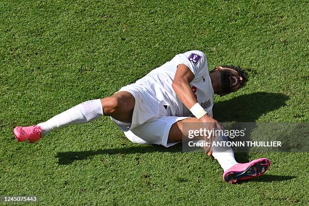 Football Rising And Falling Football Player Falling Photos and Premium High Res Pictures - Getty Images
