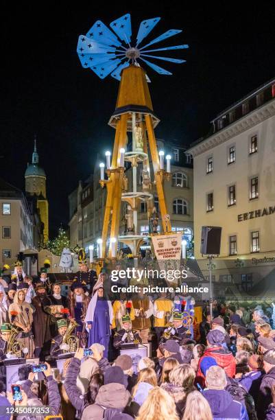 November 2022, Saxony, Annaberg-Buchholz: Numerous visitors watch the "Living Market Pyramid" being pushed into place, which traditionally opens the...