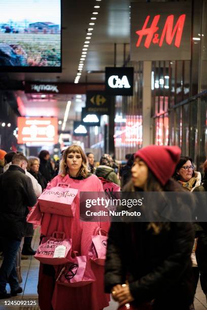 Extinction Rebellion protesting against Black Friday &amp; Fast Fashion in Warsaw, Poland. Climate activists gathered in front of one of Warsaw city...