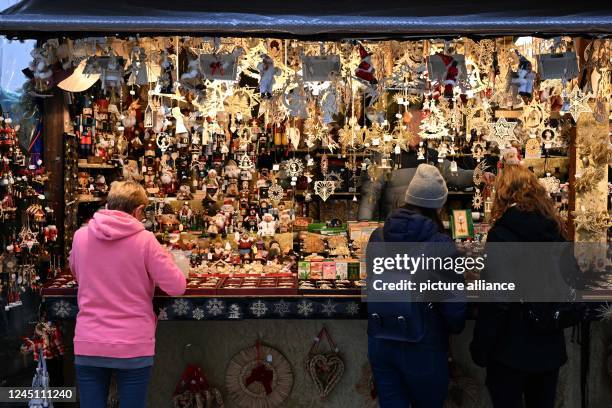 November 2022, Bavaria, Munich: Christmas decorations are on sale at a stall at the Christkindlmarkt on Marienplatz. The trade association is...