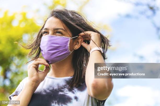 generation z weiblich tragen gesichtsmaske und soziale entsung - die neue normalität stock-fotos und bilder