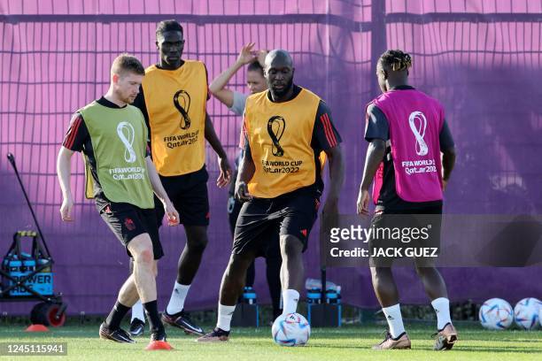 De Belgium's midfielder Kevin De Bruyne and Belgium's forward Romelu Lukaku take part in a training session at the Salwa Training Site in Salwa...