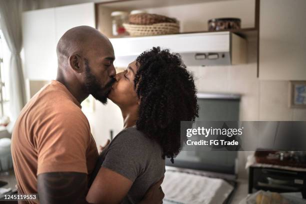 gelukkig paar dat bij keuken danst - couple dancing at home stockfoto's en -beelden