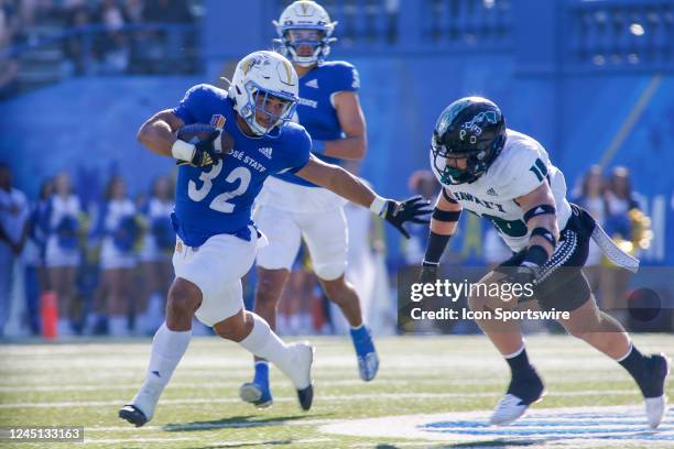 San Jose State Spartans RB Kairee Robinson looks to avoid Hawaii Rainbow Warriors LB Logan Taylor during the game between the Hawaii Rainbow Warriors...