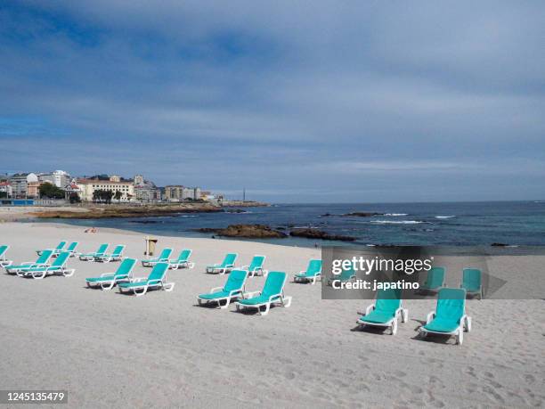 empty beaches - sedia a sdraio foto e immagini stock