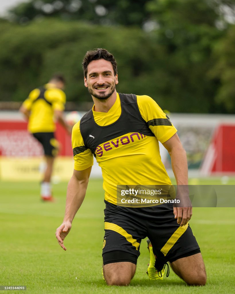Mats Hummels Of Borussia Dortmund During Training Session On Day Six News Photo Getty Images Mats Hummels Of Borussia Dortmund During Training Session On Day Six News Photo Getty Images