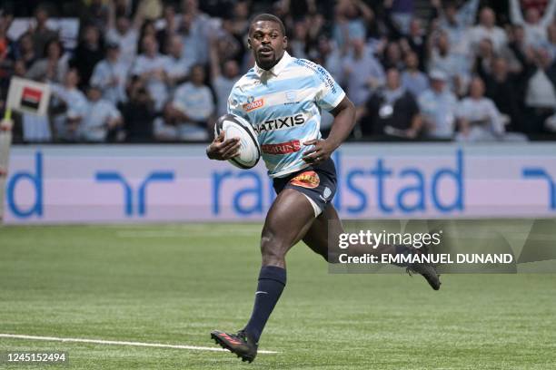 Racing92's English wing Christian Wade runs to score a try during the French Top14 rugby union match between Racing92 and ASM Clermont Auvergne at...