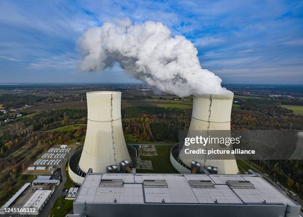 November 2022, Brandenburg, Schwarze Pumpe: The cooling towers of the lignite-fired power plant Schwarze Pumpe of the Lausitz Energie Bergbau AG . On...