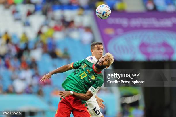 Eric Maxim Choupo-Moting do Camarões disputa o lance com Nemanja Maksimovic da Sérvia during the FIFA World Cup Qatar 2022 match, Group G, between...