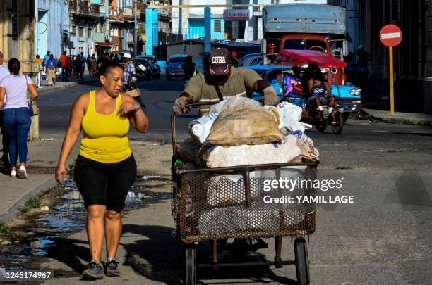 Man pushes a cart with food for sale along a street of Havana, on November 28, 2022.