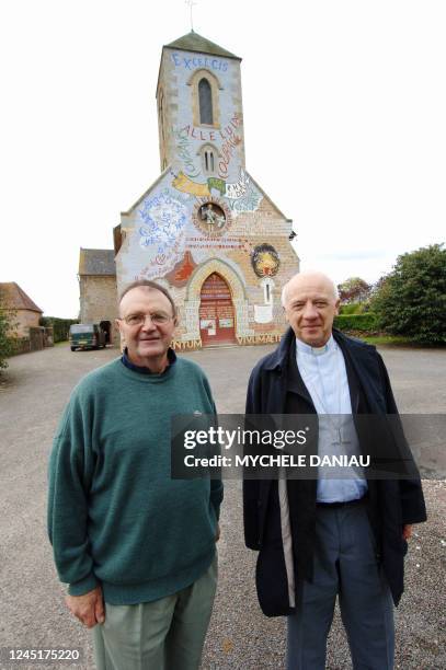 Guy Béchet , le maire de Ménil Gondouin et Monseigneur Boulanger, évêque de Sées, posent, le 09 mai 2006 devant l'église du Menil-Gondouin qui a...