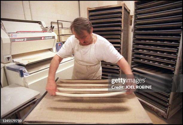 Un artisan -boulanger prépare, le 02 janvier à Paris, des baguettes dans sa boulangerie. L'appellation artisan-boulanger et pâtissier est, depuis le...