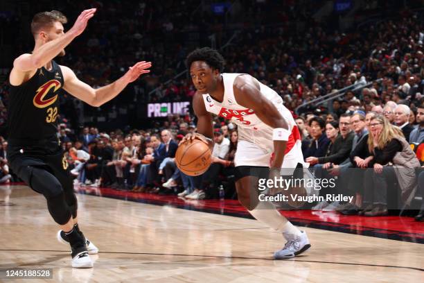 Anunoby of the Toronto Raptors drives to the basket during the game against the Cleveland Cavaliers on November 28, 2022 at the Scotiabank Arena in...