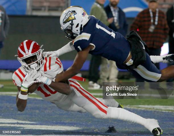 Mater Dei wide receiver Marcus Harris makes a touchdown catch in front of St. John Bosco defensive back Marcelles Williams in the first quarter of...