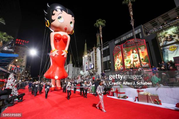 Hollywood, CA The 45 Betty Boop balloon is wrangled by the Stunt Kids Association of America at The 90th anniversary Hollywood Christmas Parade in...