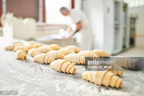 croissant tradizionali fatti in casa - impasto foto e immagini stock