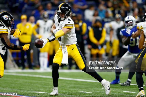 Pittsburgh Steelers quarterback Mason Rudolph hands off to Pittsburgh Steelers running back Najee Harris during an NFL game between the Pittsburg...