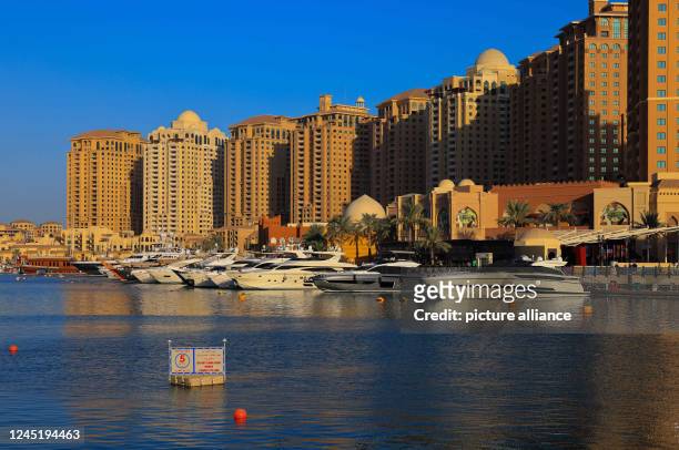 November 2022, Qatar, Doha: Numerous luxury yachts are moored in the Martina in front of the skyline of "The Pearl". "The Pearl" is a 400-hectare...