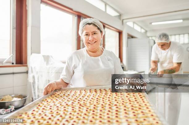 stolze bäckerin in der bäckerei - artisan food stock-fotos und bilder