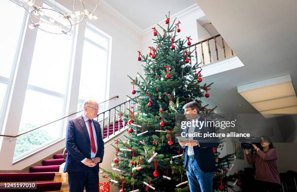 November 2022, Lower Saxony, Hanover: Stephan Weil , Minister President of Lower Saxony, speaks with Philip Freiherr von Oldershausen of the Lower...