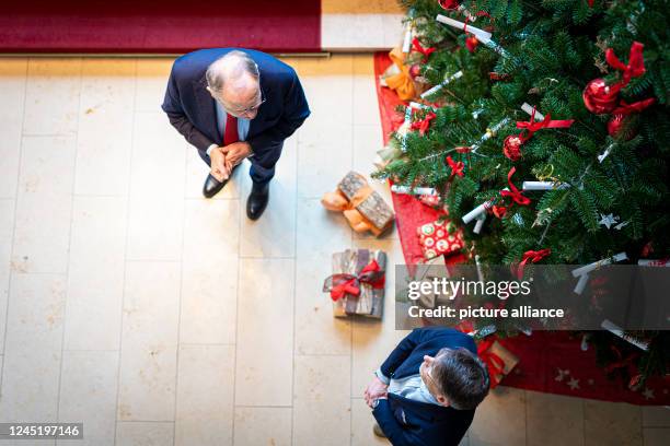 November 2022, Lower Saxony, Hanover: Stephan Weil , Minister President of Lower Saxony, speaks with Philip Freiherr von Oldershausen of the Lower...