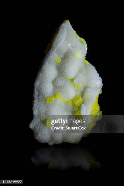 large sulphur / sulfur crystals on calcite matrix. sulfur is a chemical element with the symbol s and atomic number 16. it is abundant, multivalent, and nonmetallic. under normal conditions, sulfur atoms form cyclic octatomic molecules with a chemical for - calcite stock pictures, royalty-free photos & images