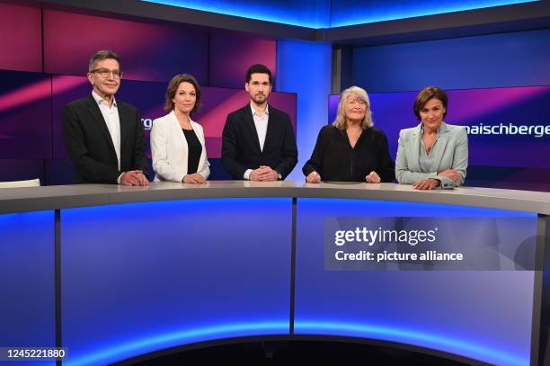 November 2022, North Rhine-Westphalia, Cologne: Rainer Hank, l-r, Anna Planken, Vassili Golod, Alice Schwarzer and Sandra Maischberger as guests on...