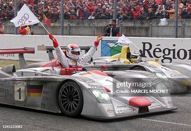 L'Italien Emanuele Pirro , pilote de l'Audi R8 n·1, passe le 17 juin 2001, la ligne d'arrivée en vainqueur des 24 heures du Mans automobiles, suivi...