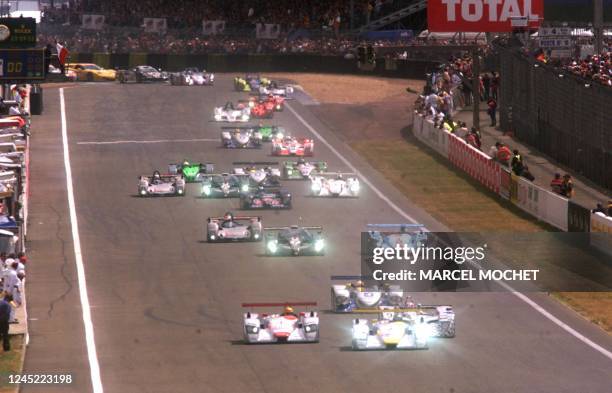Les 48 voitures engagées dans la 69e édition des 24 heures du Mans automobile, prennent le départ de la célèbre épreuve d'endurance le 16 Juin 2001...
