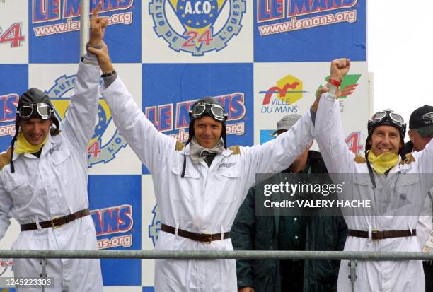 Les pilotes belge Eric Van De Poele , américain Butch Leitzinger et britannique Andy Wallace jubilent sur le podium du circuit du Mans, le 17 juin...