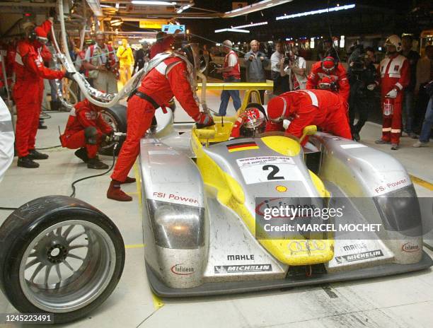 Les mécaniciens de l'équipe Audi effectuent un changement de pneumatiques sur l'Audi n·2 dans la nuit du 15 au 16 juin 2002 au circuit Bugatti du...